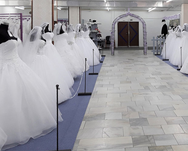 Interiér salonu Belladona s modely svatebních šatů.